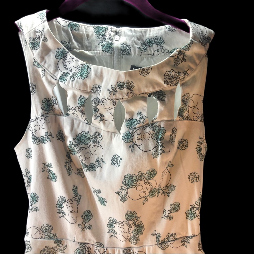Hot Topic ๐
๐
ฆ๐
๐
ฃ Skulls & Floral Design Pinup-Rockabilly Dress Size S - Picture 4 of 12